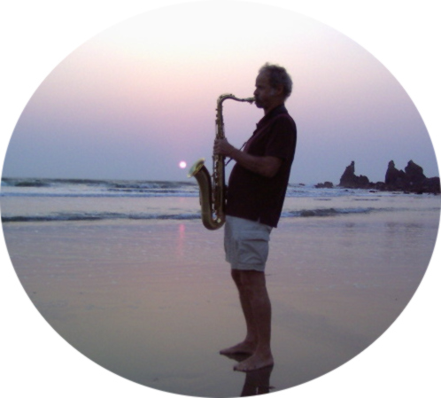 Michael Miller am Strand mit Saxophon